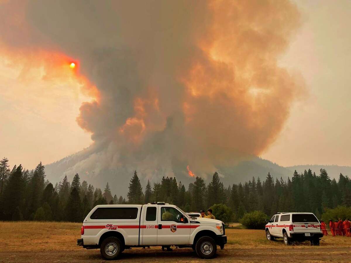 拉森火山国家公园被迪克西大火烧毁的场景。