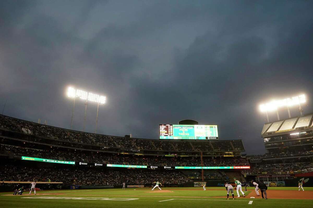 Rickey Henderson's name going on A's field at Coliseum