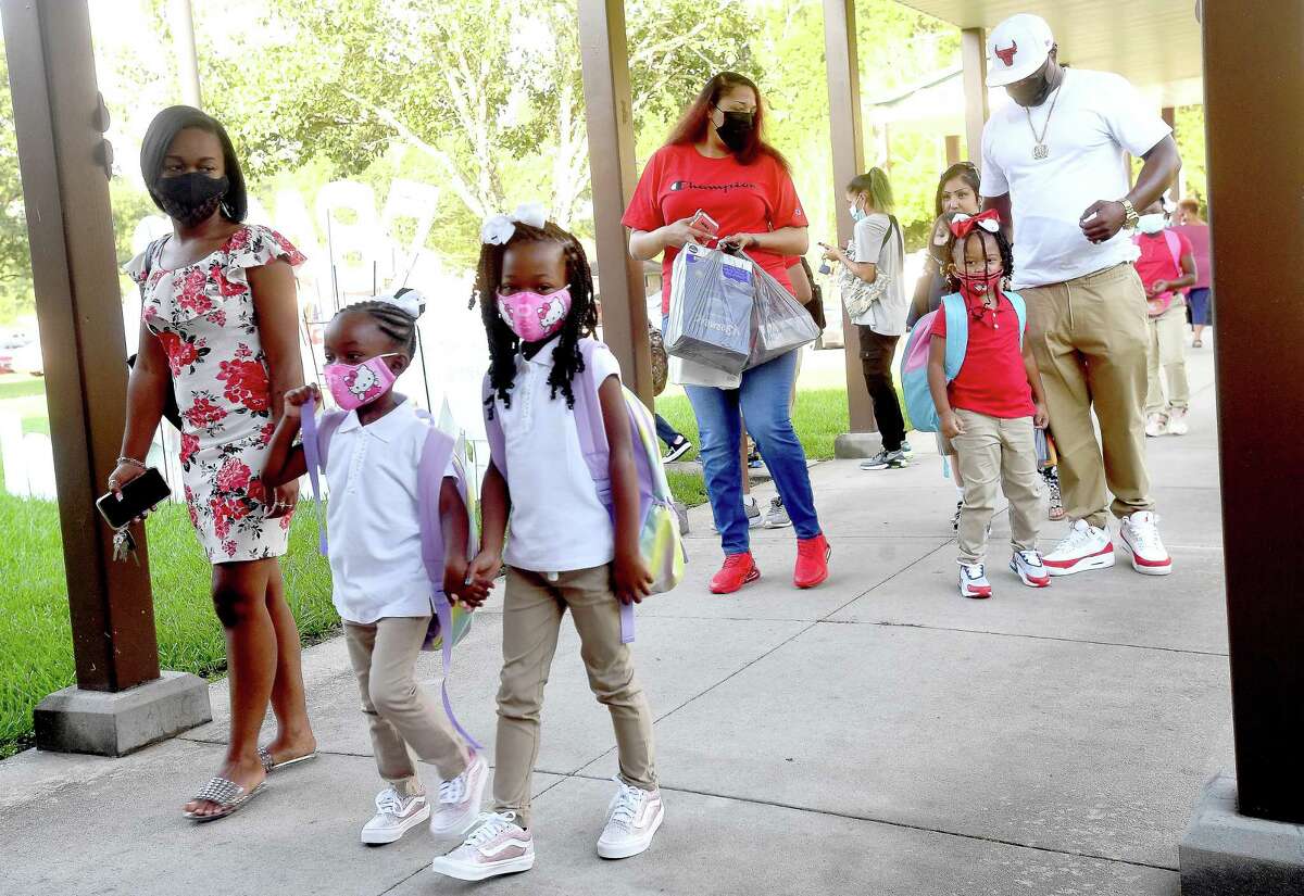 Families arrive on the first day of school at Homer Drive Elementary. Photo made Tuesday, August 17, 2021 Kim Brent/The Enterprise