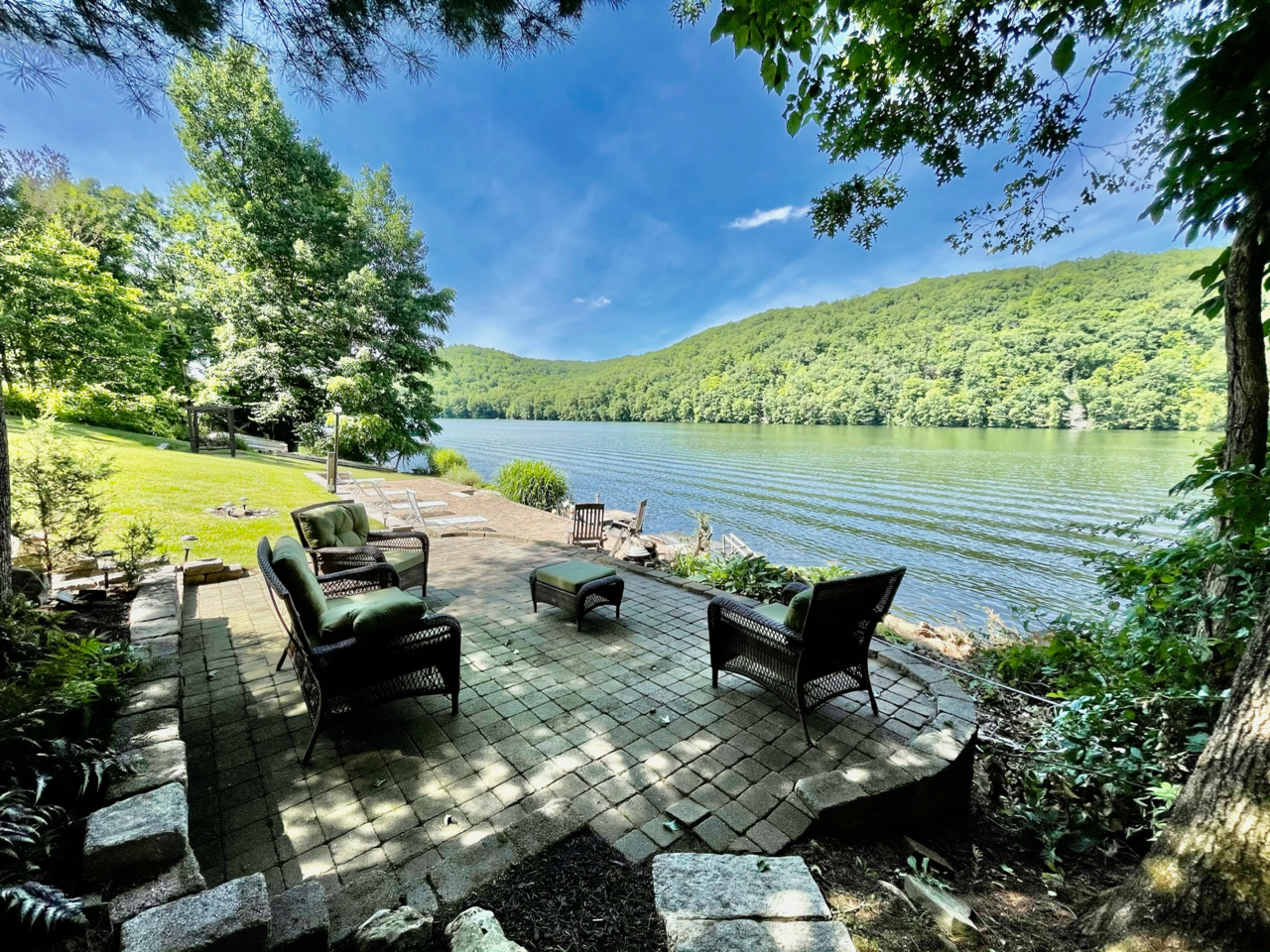 Waterfront home on Lake Lillinonah in Brookfield on the market for 1M