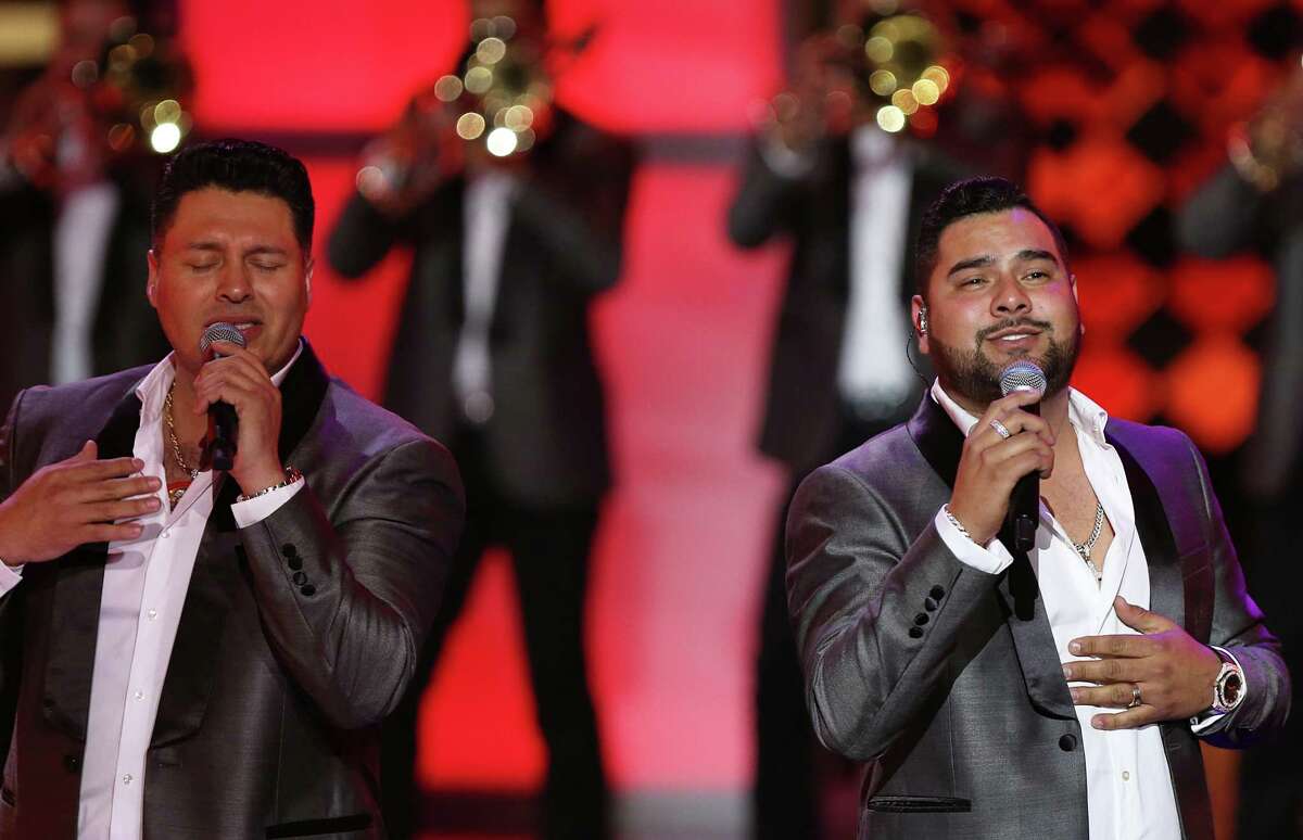 GRAND PRAIRY, TX - 7 DE NOVIEMBRE: Cantantes mexicanos de MS Panda MS Sergio Lizaraga (izquierda) y Alan Manuel Ramirez Salcedo actúan en el escenario durante los Premios de la Radio 2019 en el Verizon Theatre el 7 de noviembre de 2019 en Grand Prairie, Texas.  (Foto de Omar Vega / Getty Images)