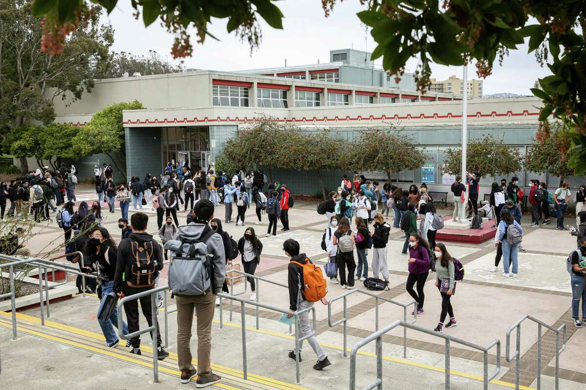 2021年8月24日，学生们聚集在旧金山洛厄尔高中的院子里。这所拥有166年历史的著名大学在今年的美国最佳公立高中研究中排名第143位