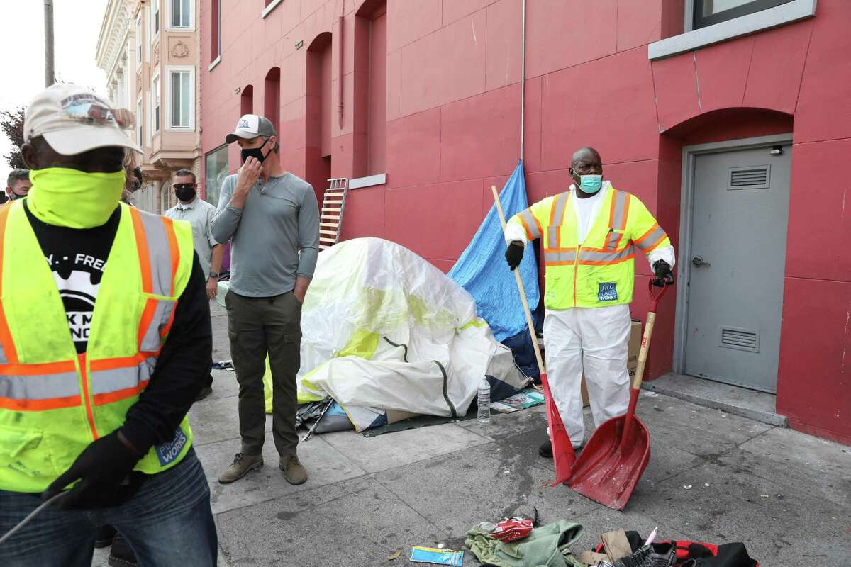 2021年，加州州长加文·纽森(中)参观了旧金山第19街的流浪者营地。纽森扣留了分配给湾区地方政府的1.8亿多美元无家可归者资金。登录必赢亚洲
