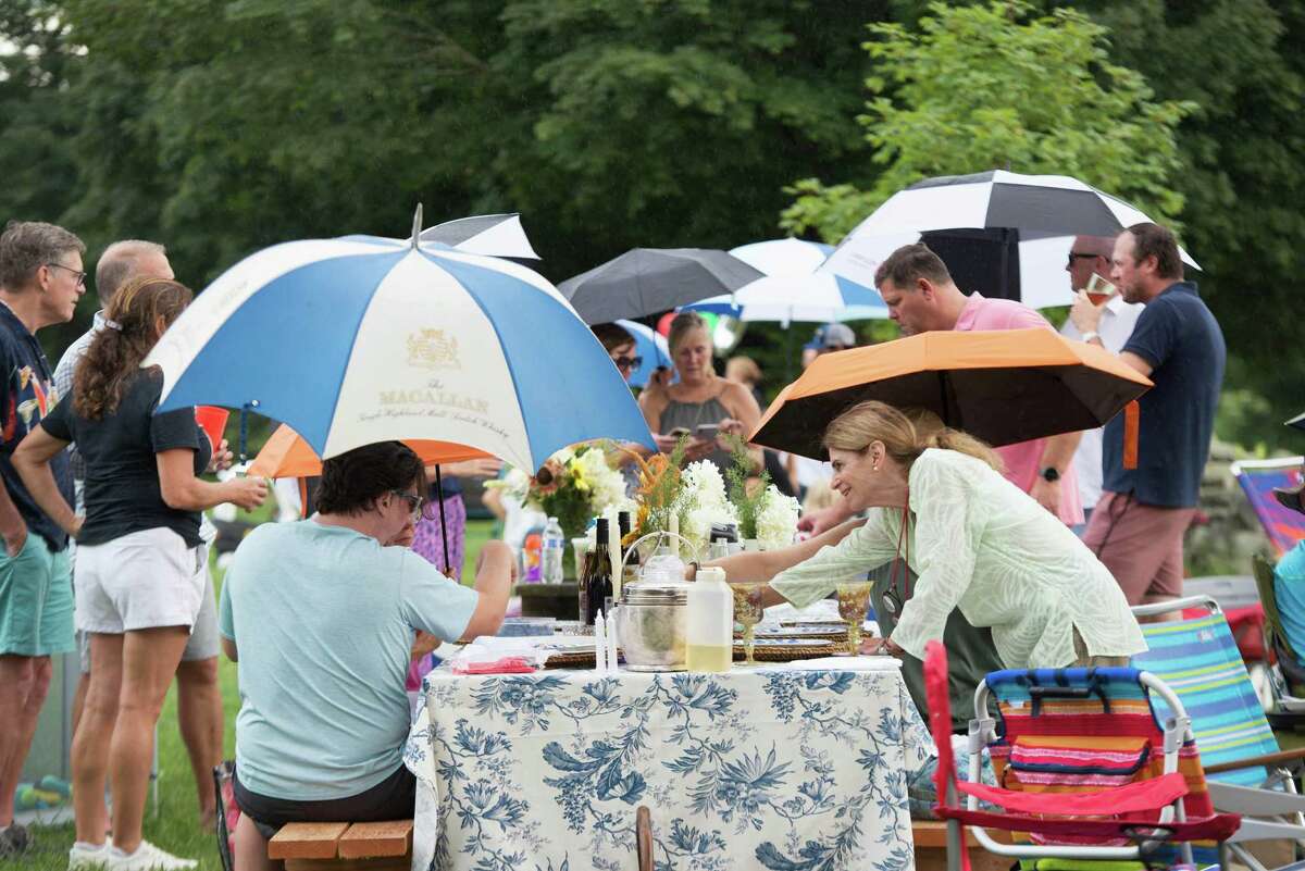 A brief period of rain didn't disturb diners.
