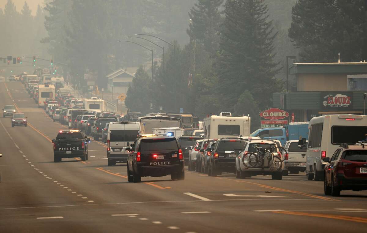 El tráfico se ralentiza en la autopista 50 a medida que las personas evacuan antes del incendio de Caldor el 30 de agosto de 2021 en South Lake Tahoe.