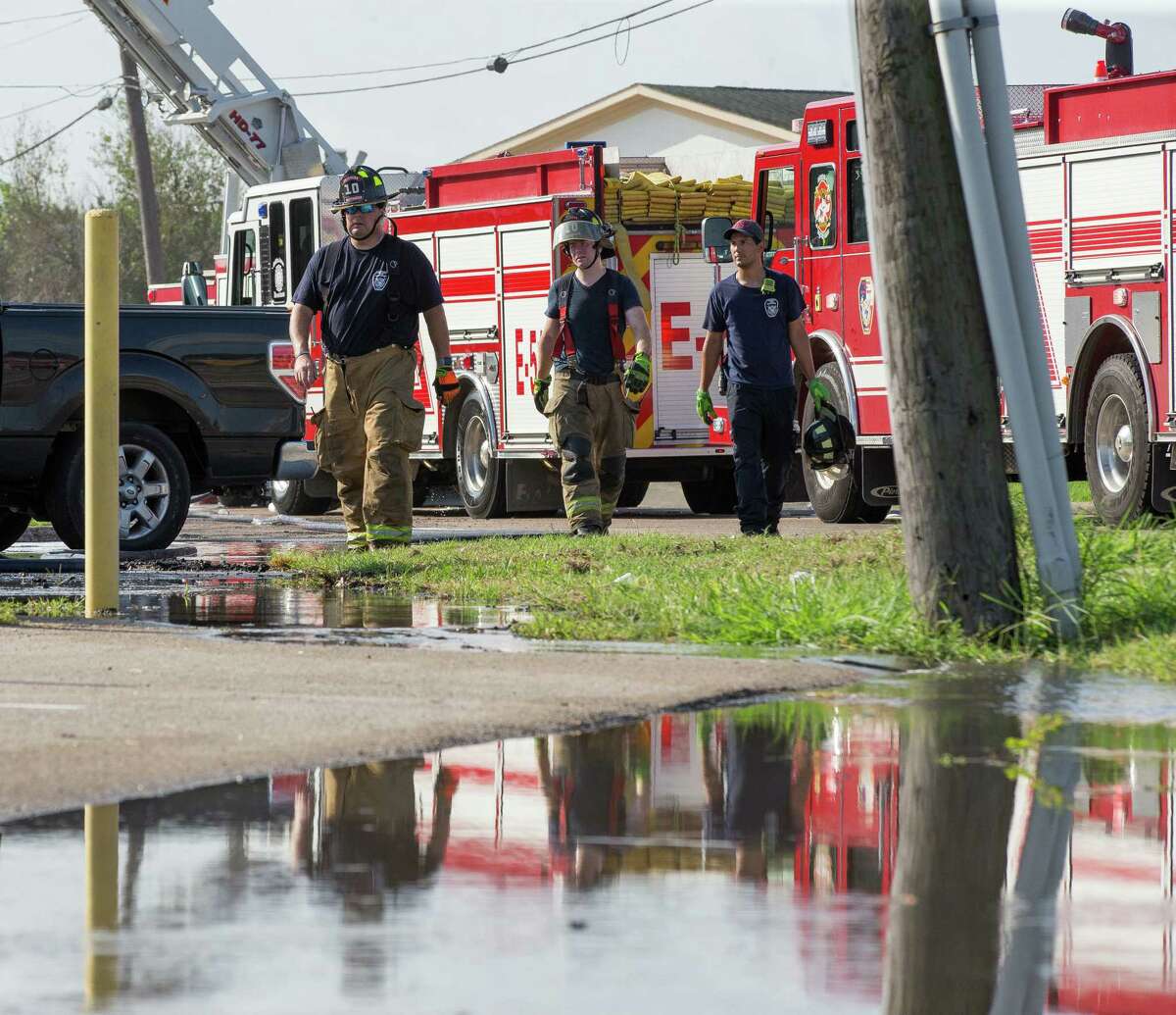 At least 2 sent to hospital after fire at Pasadena apartment complex