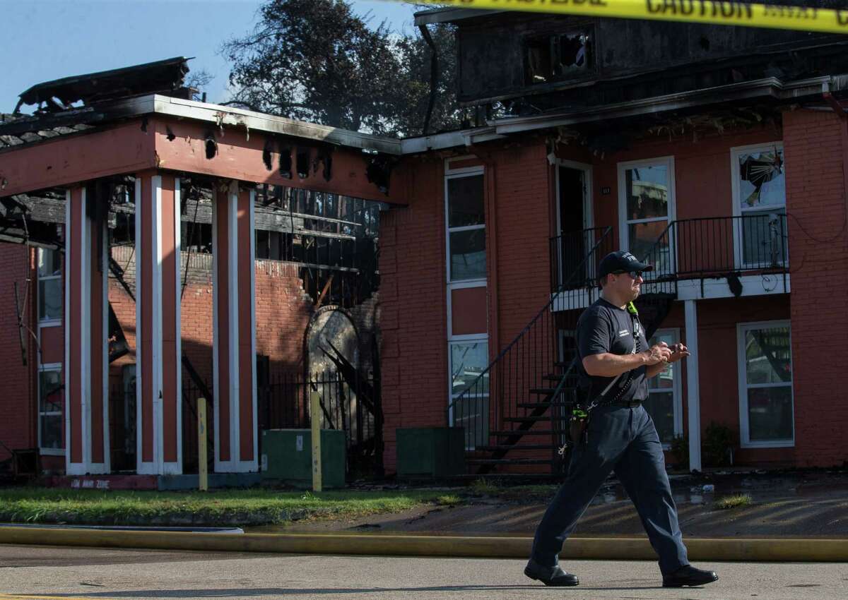 At least 2 sent to hospital after fire at Pasadena apartment complex