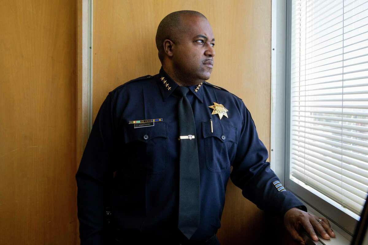 奥克兰市中心的奥克兰市警察局总部，警察局长勒朗·阿姆斯特朗站在他办公室的窗户前。阿姆斯特朗和其他人呼吁更多的社区参与到打击奥克兰暴力犯罪的斗争中来。