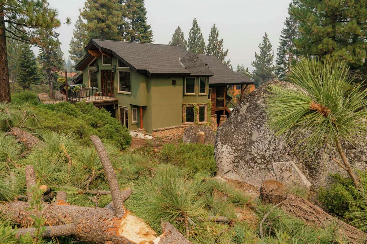 这座南太浩湖住宅的主人砍伐了许多树木，以创造更多的防御空间。