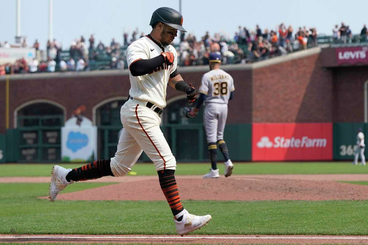 Giants come through with clutch plays to beat Brewers