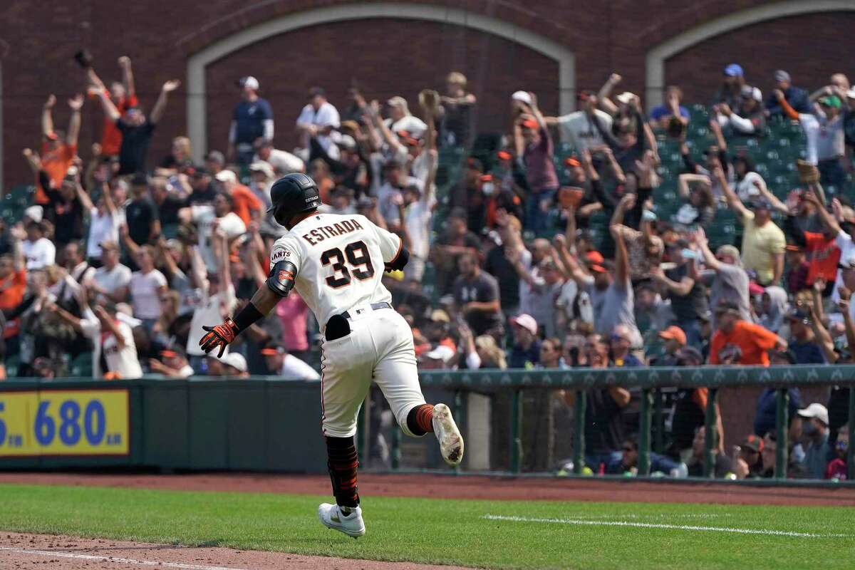 Giants rally to beat Brewers in extra innings