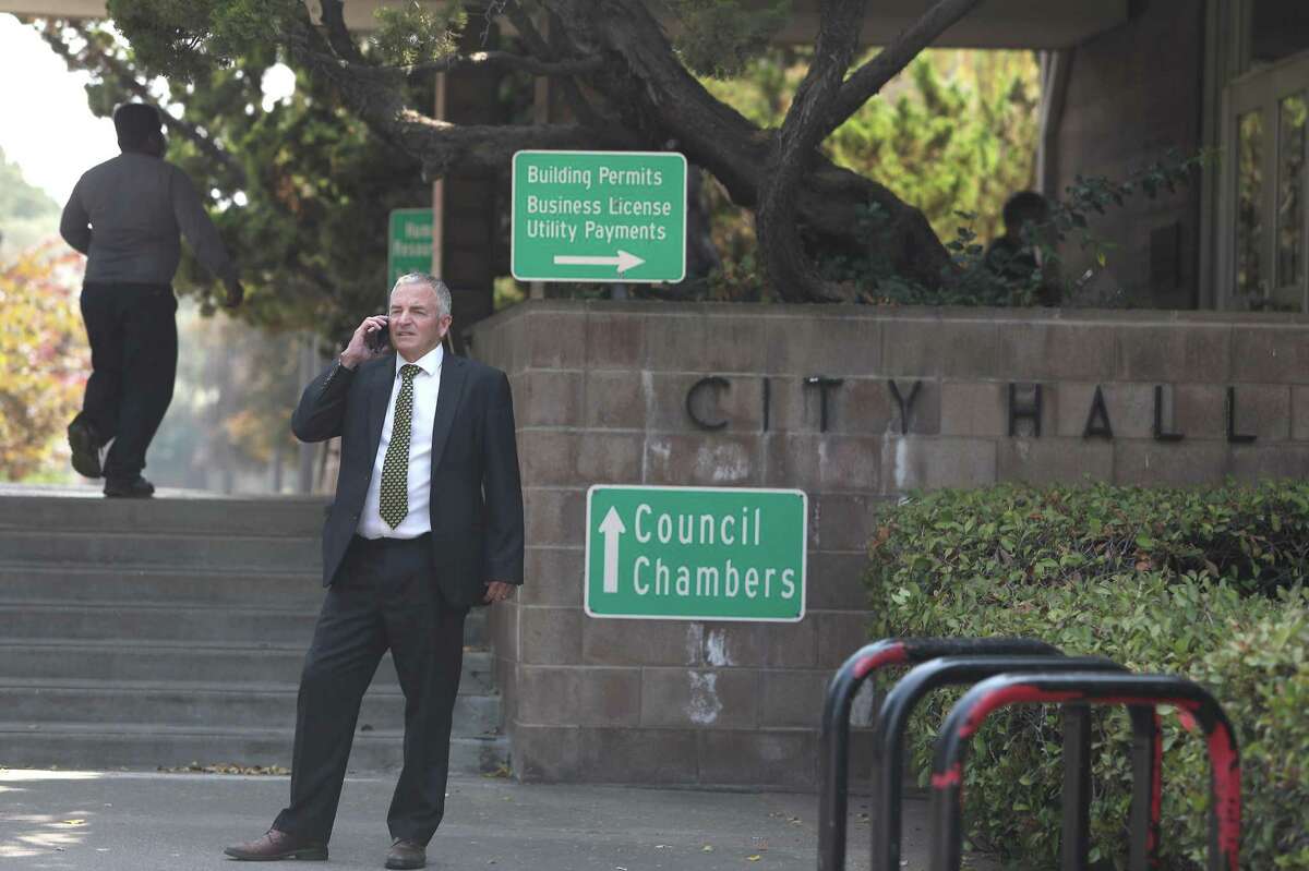 前圣克拉拉市检察官布莱恩·多伊尔周四在圣克拉拉市政厅外与他的律师通话。