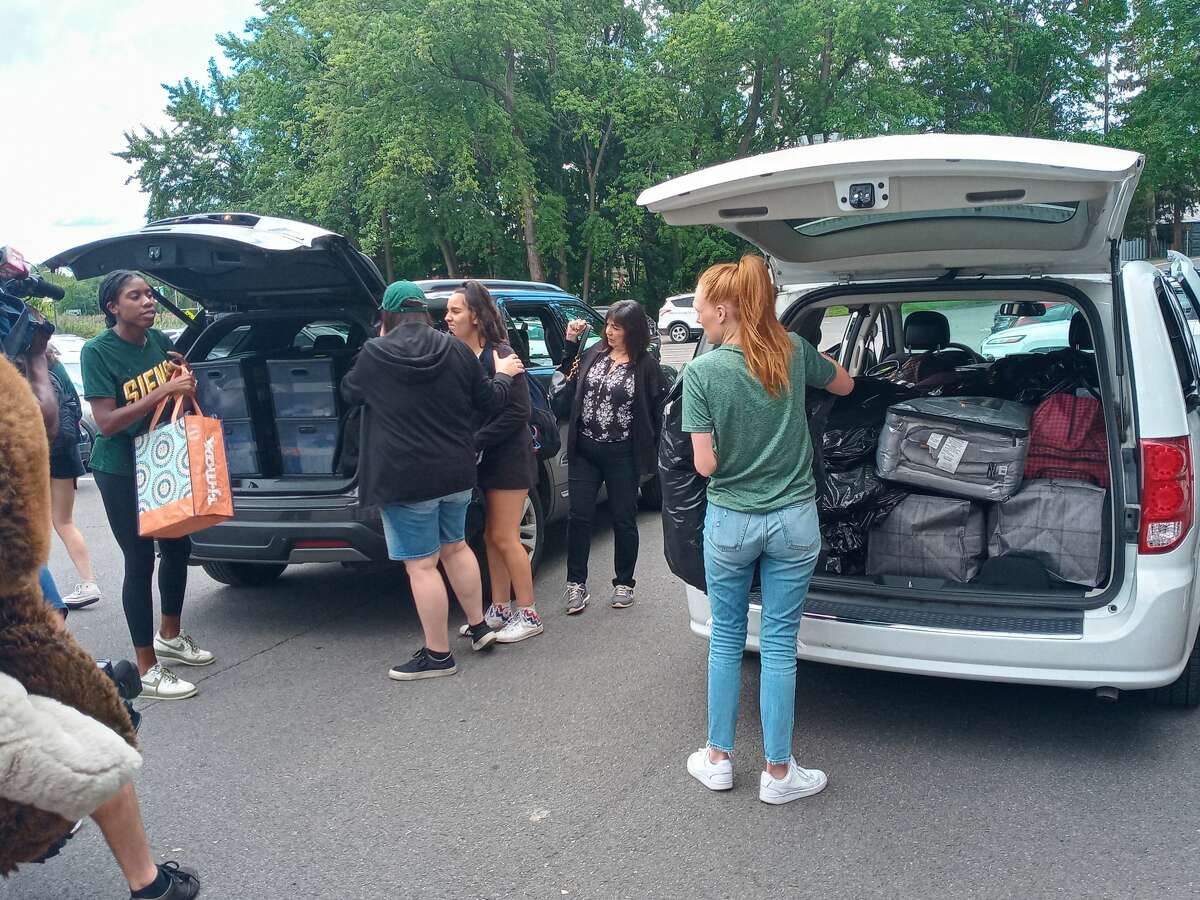 Upperclassmen at Siena College help the Filippone sisters move into Plassman Hall.
