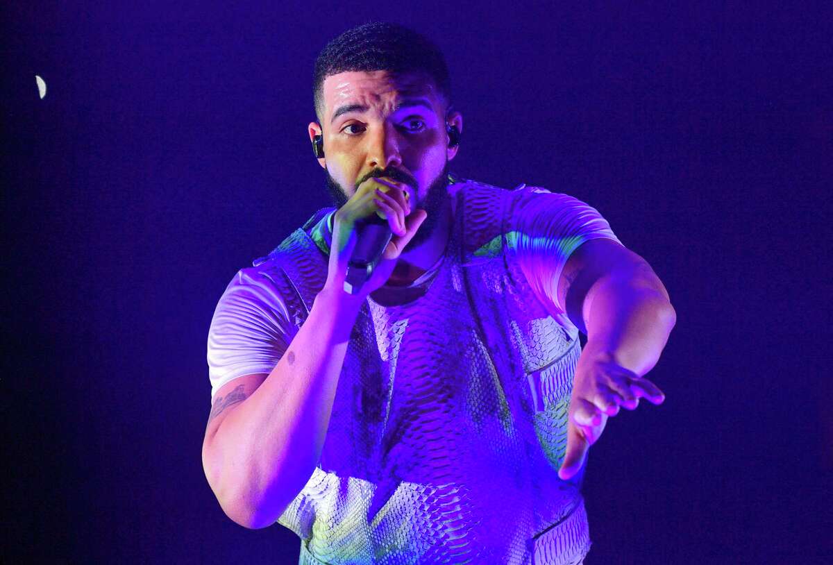 drake rocking AJ's actual Danbury Trashers jersey is pretttttty