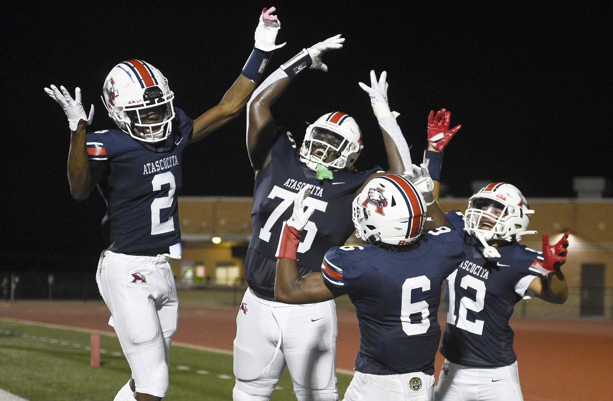 Allen Eagles quarterback Kyler Murray (1) scores a touchdown against the  Pearland Oilers during the Texas