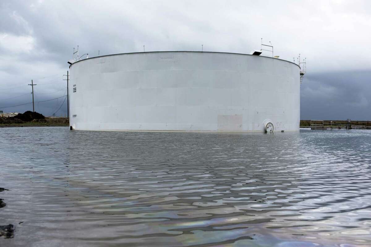 Ein Öltank, der nach dem Hurrikan Ida in der Nähe von Cocodrie, La., am Mittwoch, den 1. September 2021, von Wasser umgeben war. Der Stromversorger, der New Orleans versorgt, hat einen kleinen Teil der Stadt wieder mit Strom versorgt, nachdem Hurrikan Ida das Netz der Region verwüstet hatte.