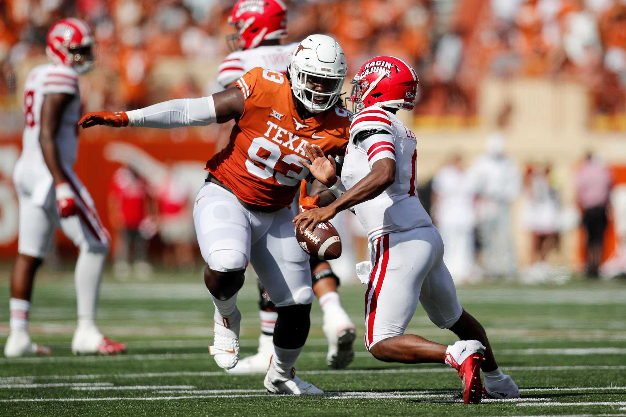 Texas defensive lineman T'Vondre Sweat announces decision to