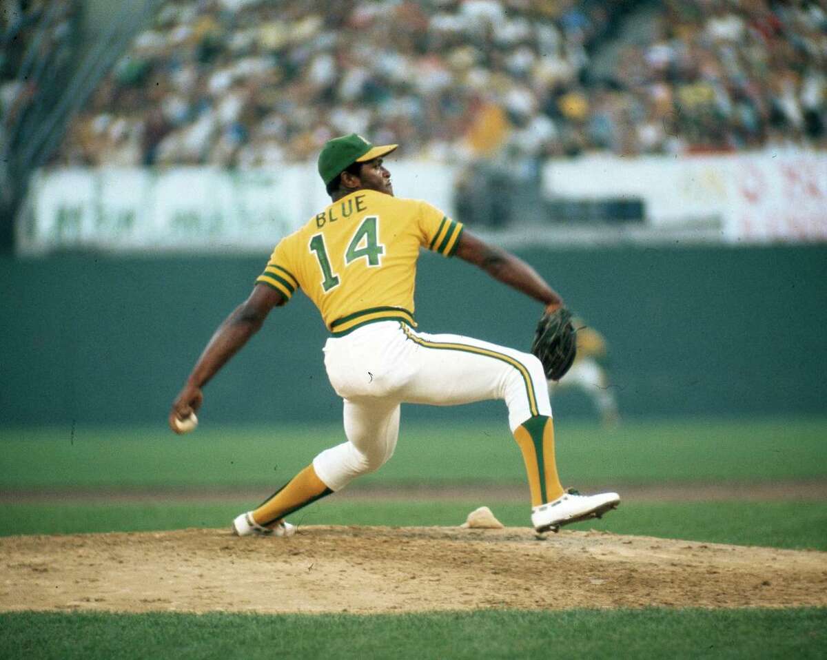 Vida Blue 71 CY Autographed Oakland Athletics 8x10 Photo (Gray Jersey) -  BAS COA