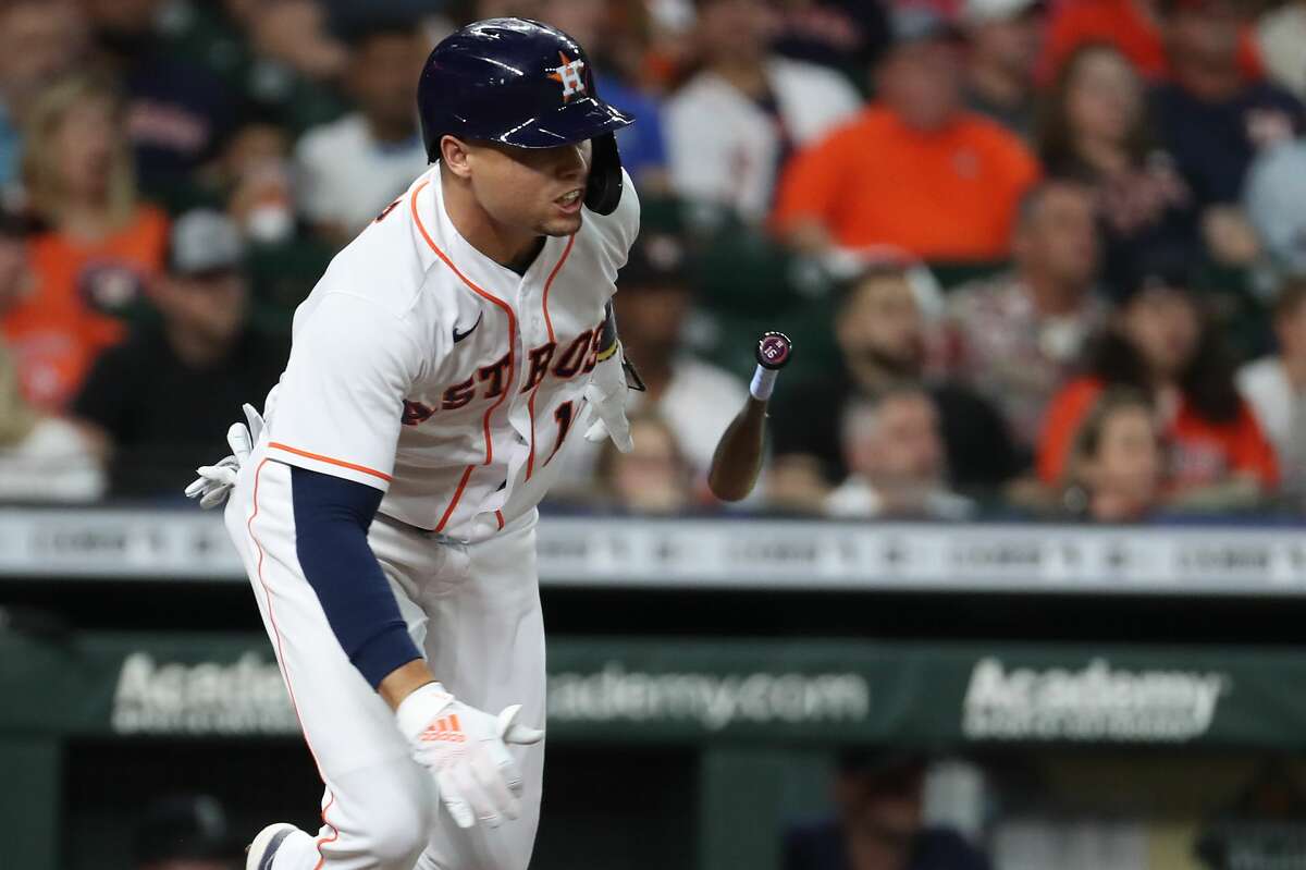 Astros utilityman Aledmys Diaz was tendered a contract before Tuesday's deadline and is projected to earn $4 million in arbitration.
