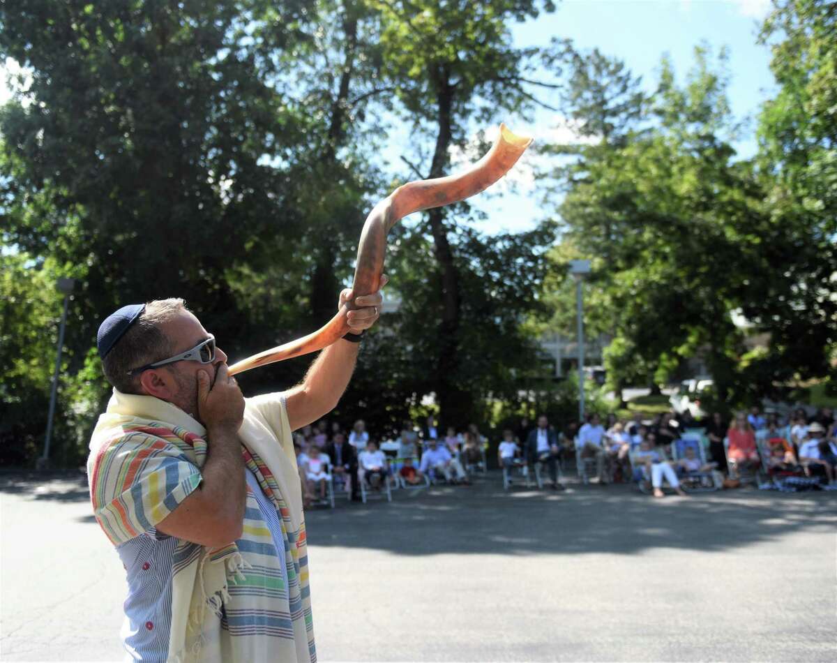 In photos Sound of the shofar the Jewish New Year at Greenwich’s Temple Sholom