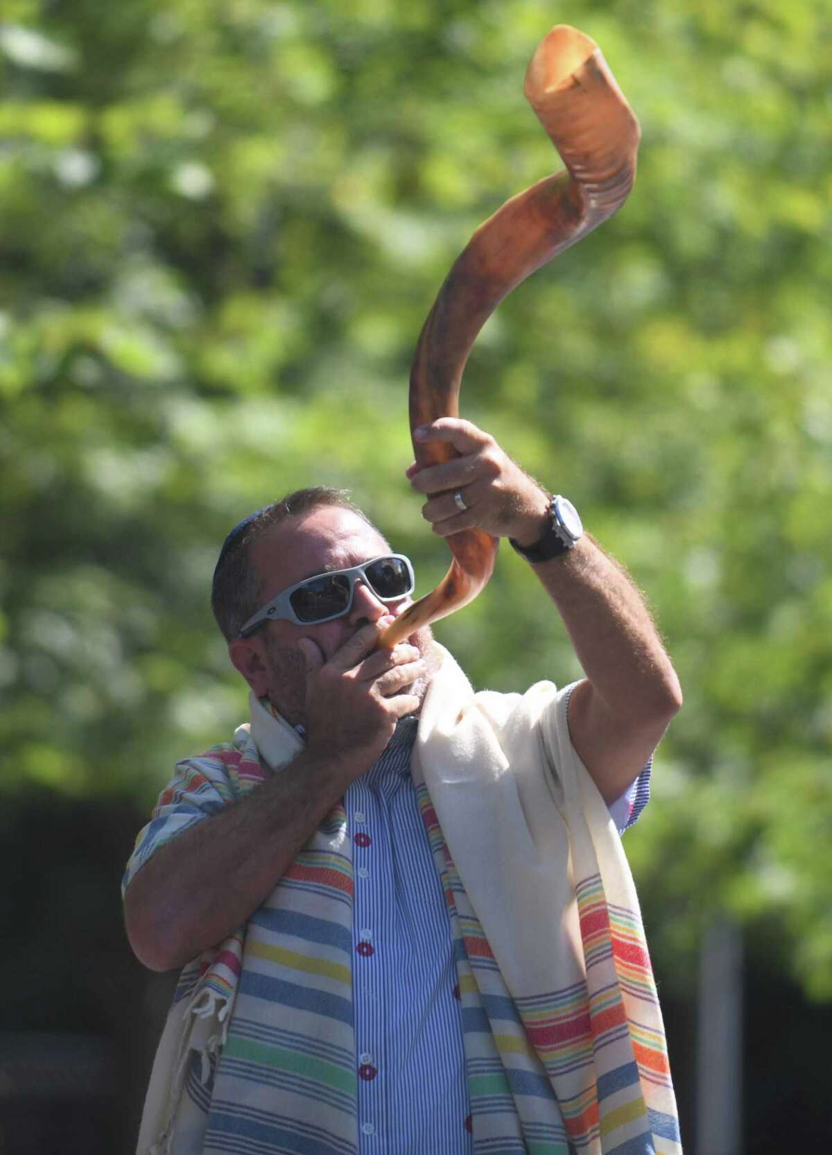 In photos Sound of the shofar the Jewish New Year at Greenwich’s Temple Sholom