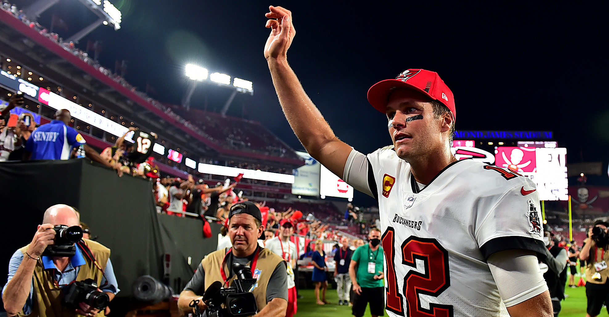 Tom Brady throws for 379 yards, 4 TDs as Bucs beat Cowboys in NFL opener