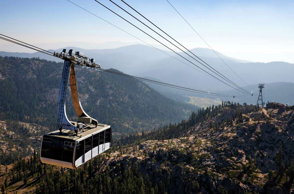 从山谷后方的滑雪胜地有轨电车上俯瞰斯阔谷。