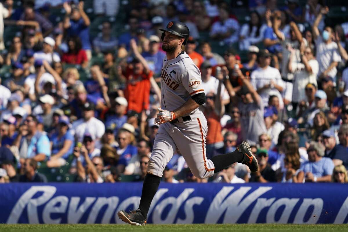 The San Francisco Giants' Brandon belt goes around the goal after hitting a two-run homer in the seventh inning of a baseball game against the Chicago Cubs in Chicago on Friday, September 10, 2021.