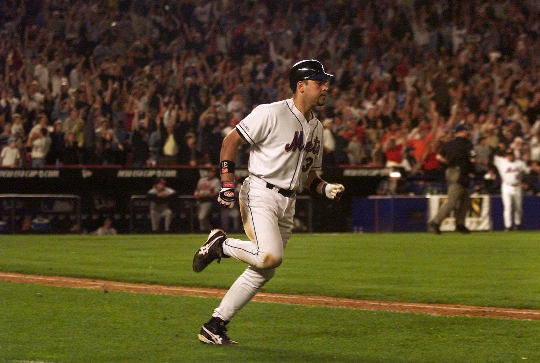 Mets, Yankess don NYPD, FDNY hats, honor Sept. 11 first responders