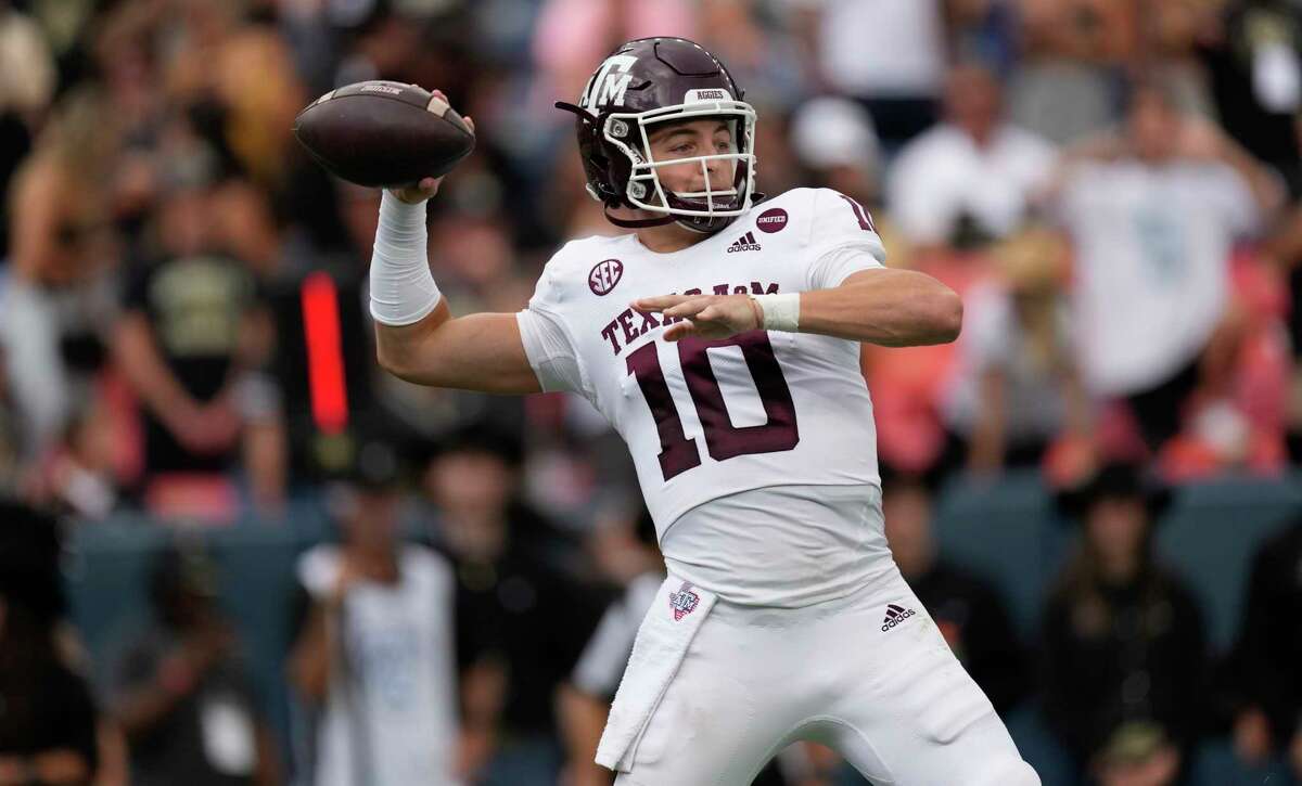 Texas A&M QB Haynes King leaves game with leg injury