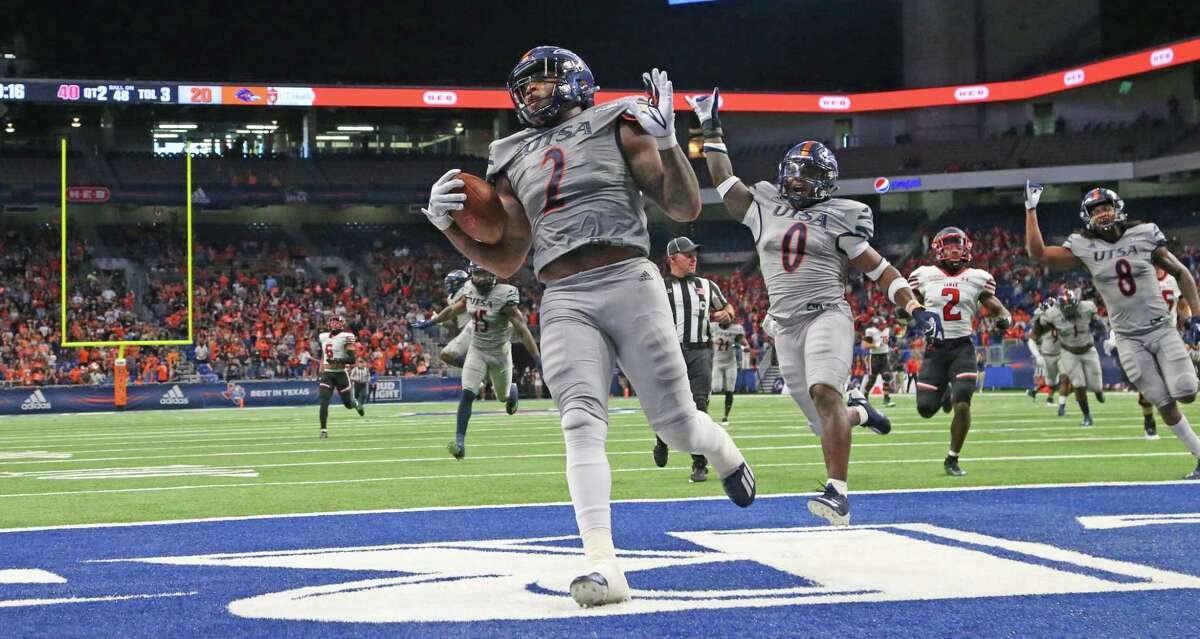 UTSA offensive linebacker Charles Wiley recovers a fumble and returned for a touchdown as he celebrates in second quarter. UTSA v Lamar on Friday, Sept.11 2021.