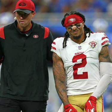 2021年9月12日，周日，在美国密歇根州底特律，旧金山49人队的防守后卫杰森·弗瑞特在与底特律雄狮队的NFL橄榄球比赛下半场受伤离场。(图片来源:Jorge Lemus/NurPhoto via Getty Images)