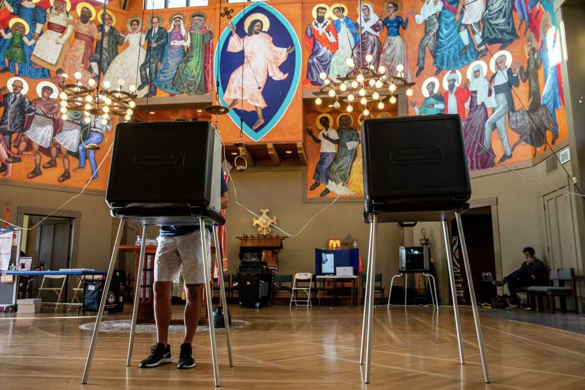星期二，一名选民在旧金山圣格雷戈里圣公会教堂内的投票点投票。该州已有数百万人通过邮件投票。