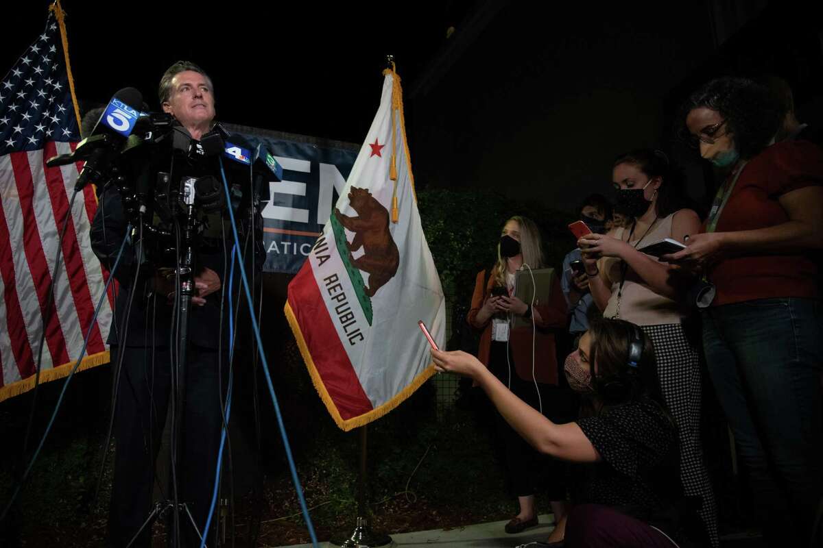 加州州长加文·纽森于2021年9月14日星期二在加利福尼亚州萨克拉门托的加州民主党总部举行的特别选举结果后接受媒体采访。加州州长加文·纽森(Gavin Newsom)周二击败了罢免努力，这是该州历史上第二次罢免州长选举。