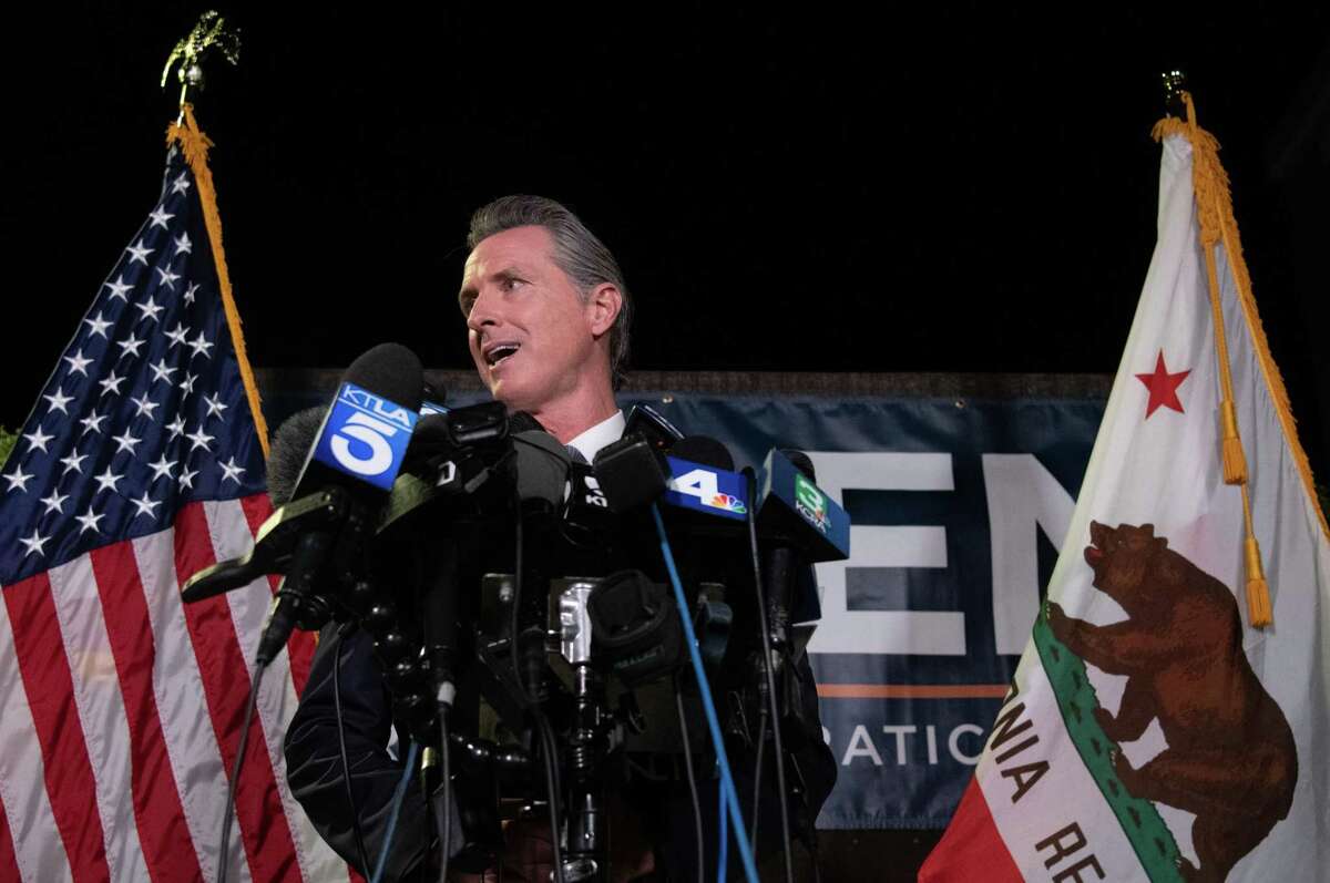 2021年9月14日星期二，加州州长加文·纽森在加利福尼亚州萨克拉门托的加州民主党总部举行的特别选举结果公布后接受媒体采访时表示。周二，加州州长加文·纽森(Gavin Newsom)在该州历史上第二次州长罢免选举中击败了罢免努力。