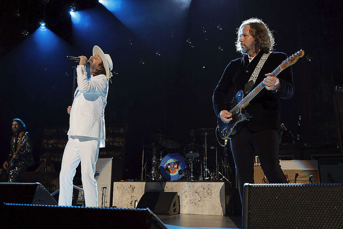 Chris and Rich Robinson at an earlier concert in the 2021 Black Crowes  tour. (Getty Images) 
