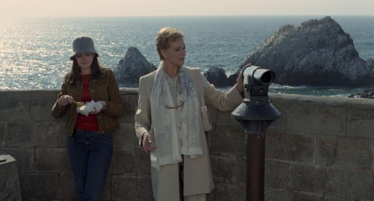 Mia (Anne Hathaway) and Queen Clarisse Renaldi (Julie Andrews) chow down on a corn dog at Lands End. 