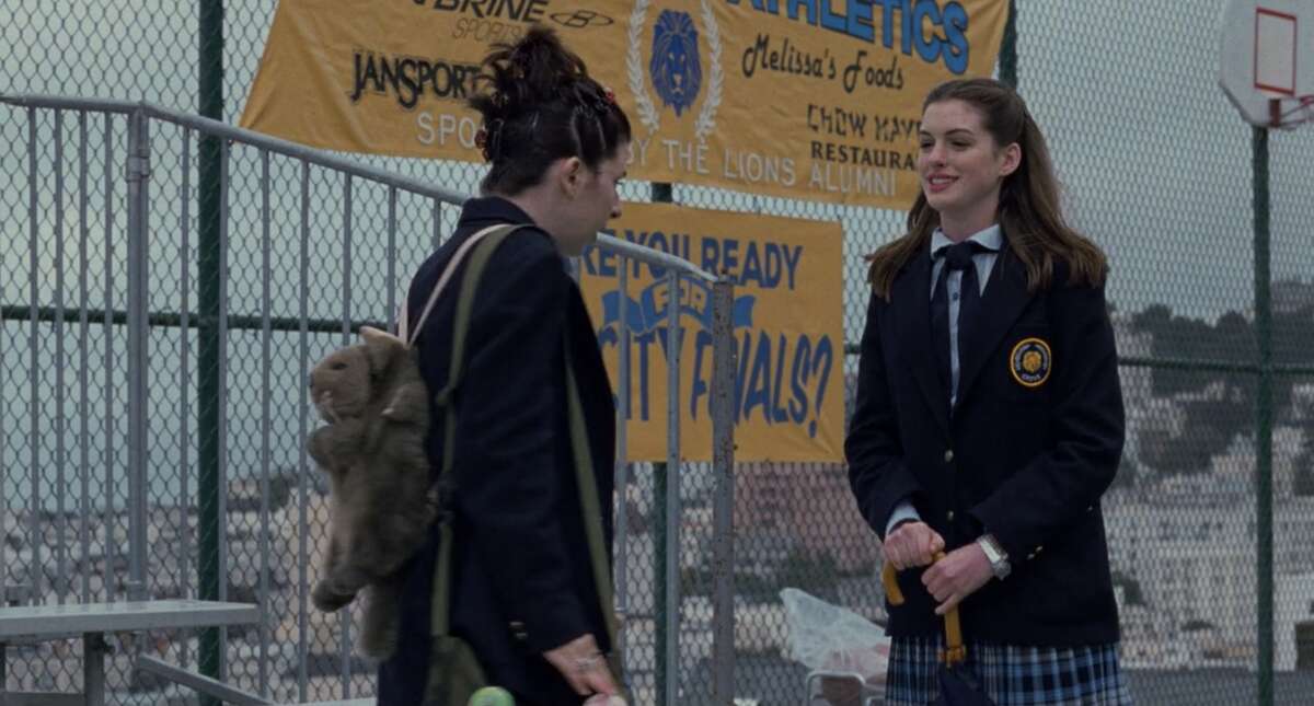 Lilly (Heather Matarazzo) chats with Mia (Anne Hathaway) on the roof of the fictional Grove High School in 