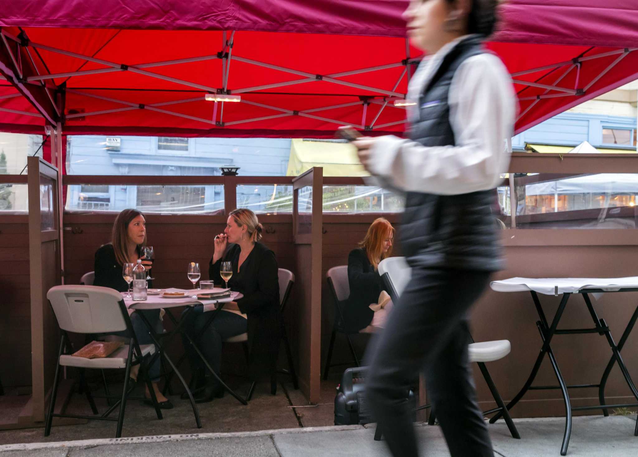 California is officially keeping to-go cocktails and drinking in restaurant parklets - Vimarsana News