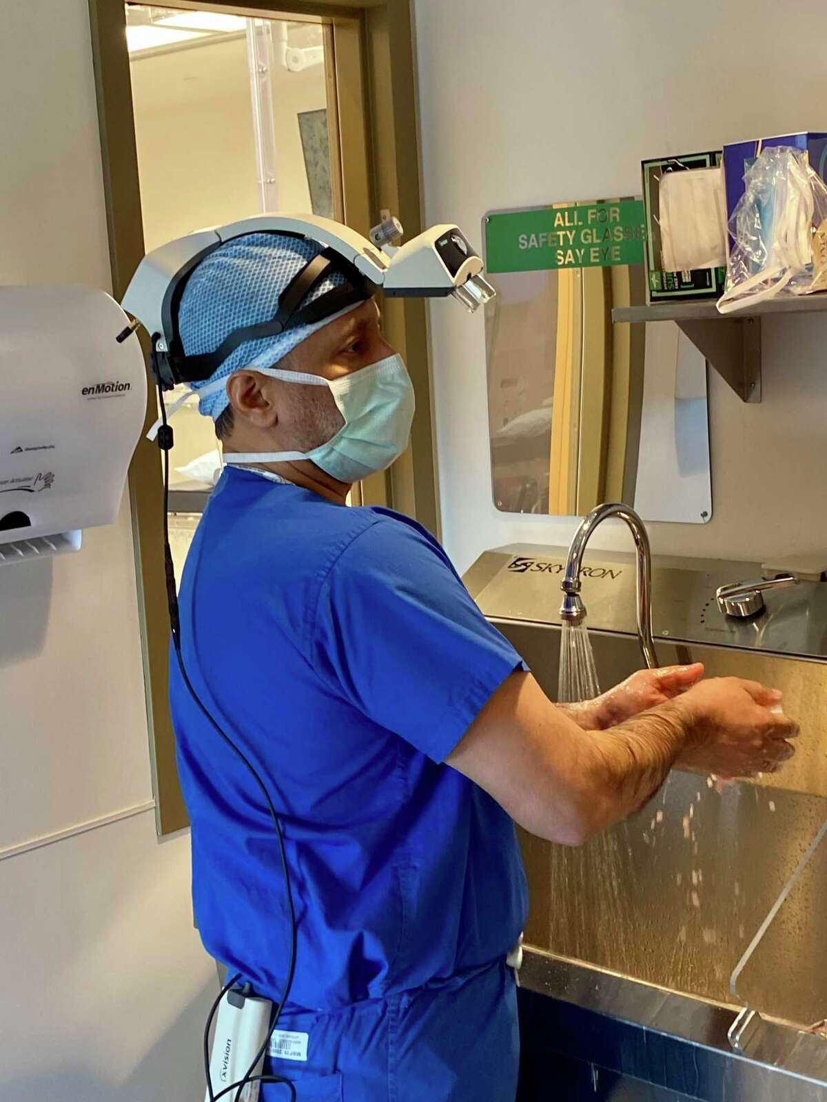 CT doctor uses augmented reality goggles to perform groundbreaking spinal surgery