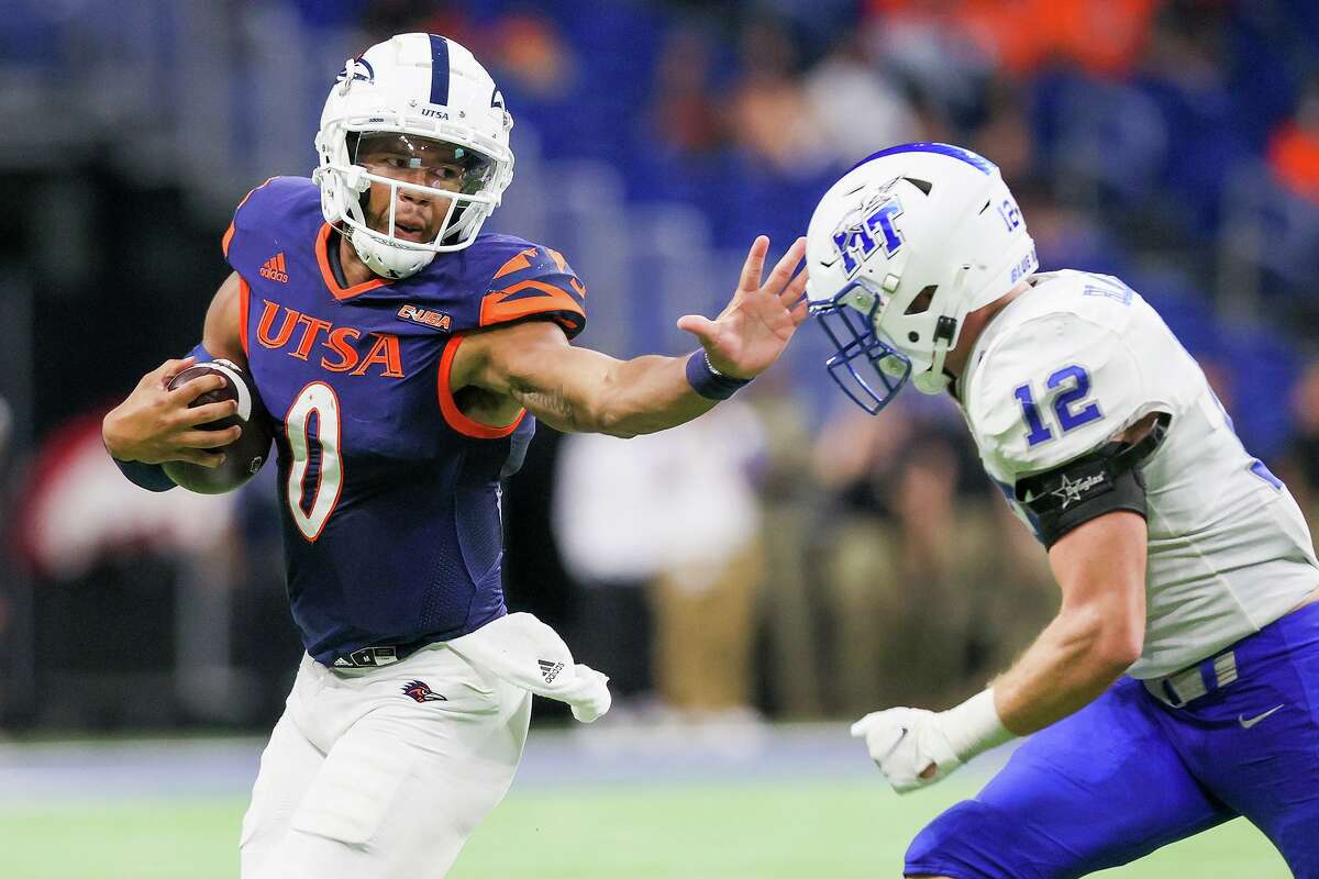 UTSA quarterback Frank Harris, left, tries to get past Middle Tennessee's Reed Blankenship during the second half of their opening Conference USA football game at the Alamodome on Saturday, Sept. 18, 2021. UTSA beat Middle Tennessee 27-13.