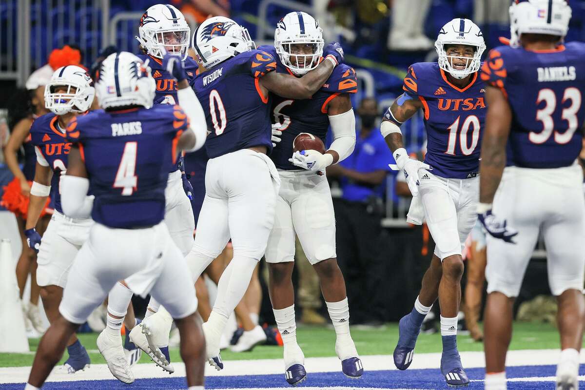 Lorenzo Dantzler (6) is congratulated by Rashad Wisdom after his 3-yard fumble recovery for a touchdown during the second half of their opening Conference USA football game with Middle Tennessee at the Alamodome on Saturday, Sept. 18, 2021. UTSA beat Middle Tennessee 27-13.