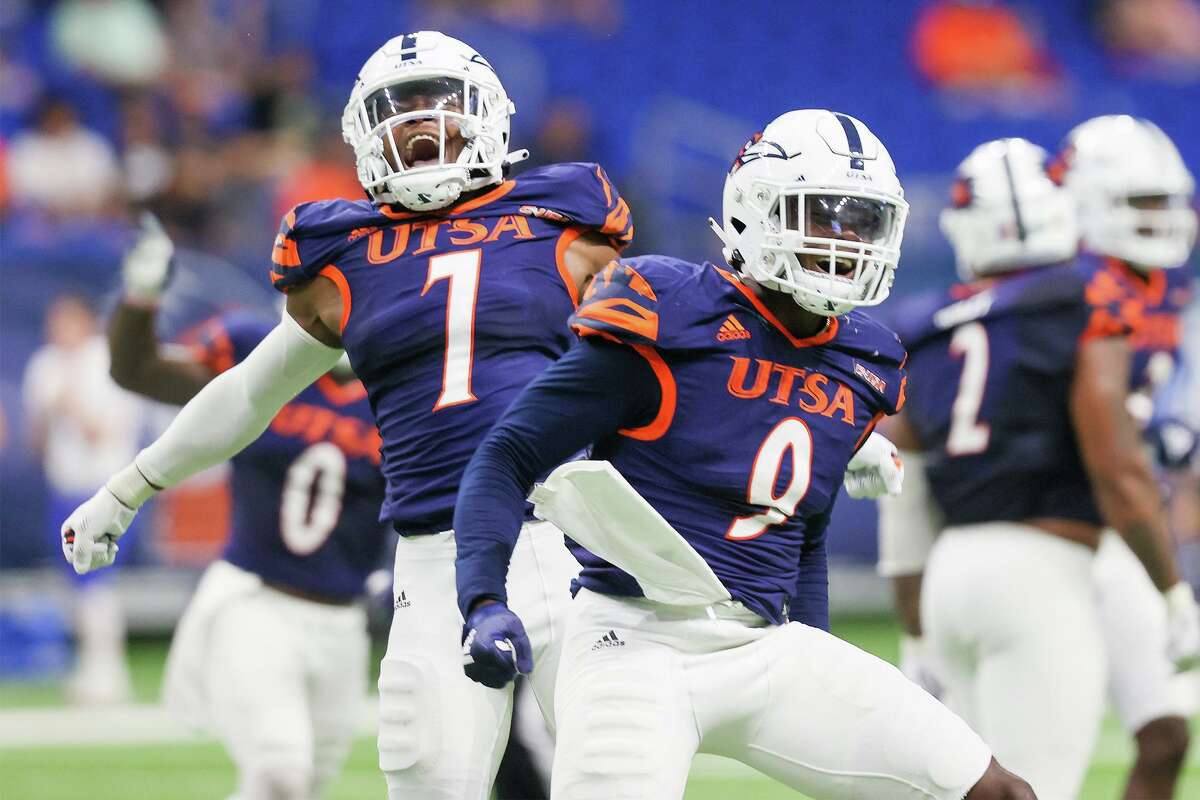 Linebackers Dadrian Taylor, left, and Clarence Hicks almost gave UTSA its second straight shutout in Saturday’s win.