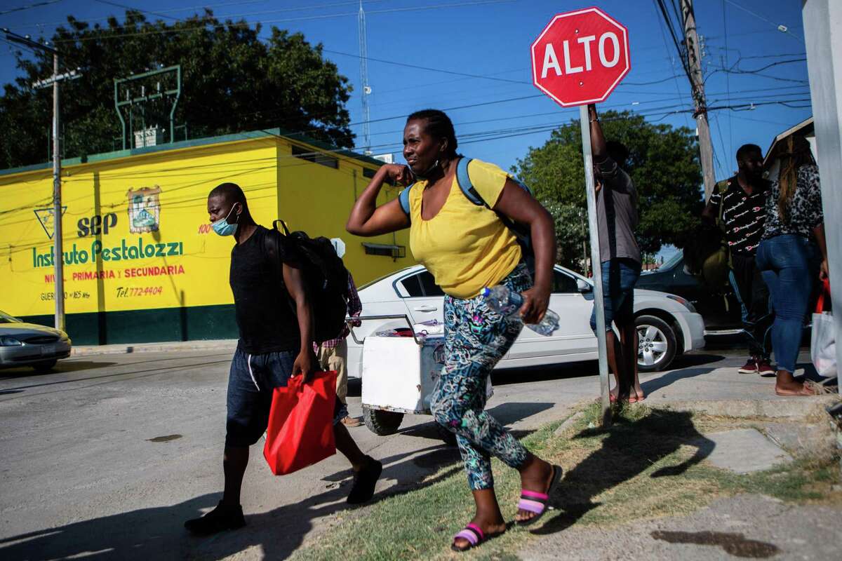 El viernes 17 de septiembre de 2021, inmigrantes marchan hacia el Río Grande para regresar a su campamento en Del Río, Ciudad Aguina.