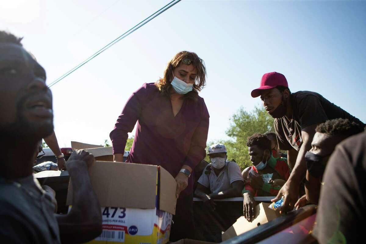 Araselli Zamora, de San Antonio, Texas, el viernes 17 de septiembre de 2021, donó recursos, entre ellos alimentos, ropa y portabebés, a un grupo de inmigrantes en Ciudad Aguana.