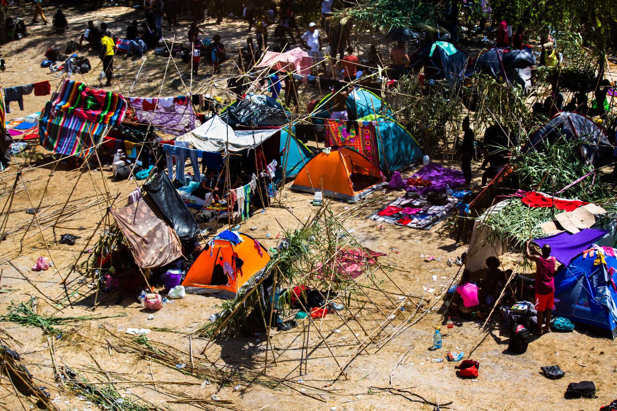 Thousands of Haitian migrants arrive at Texas border city Del