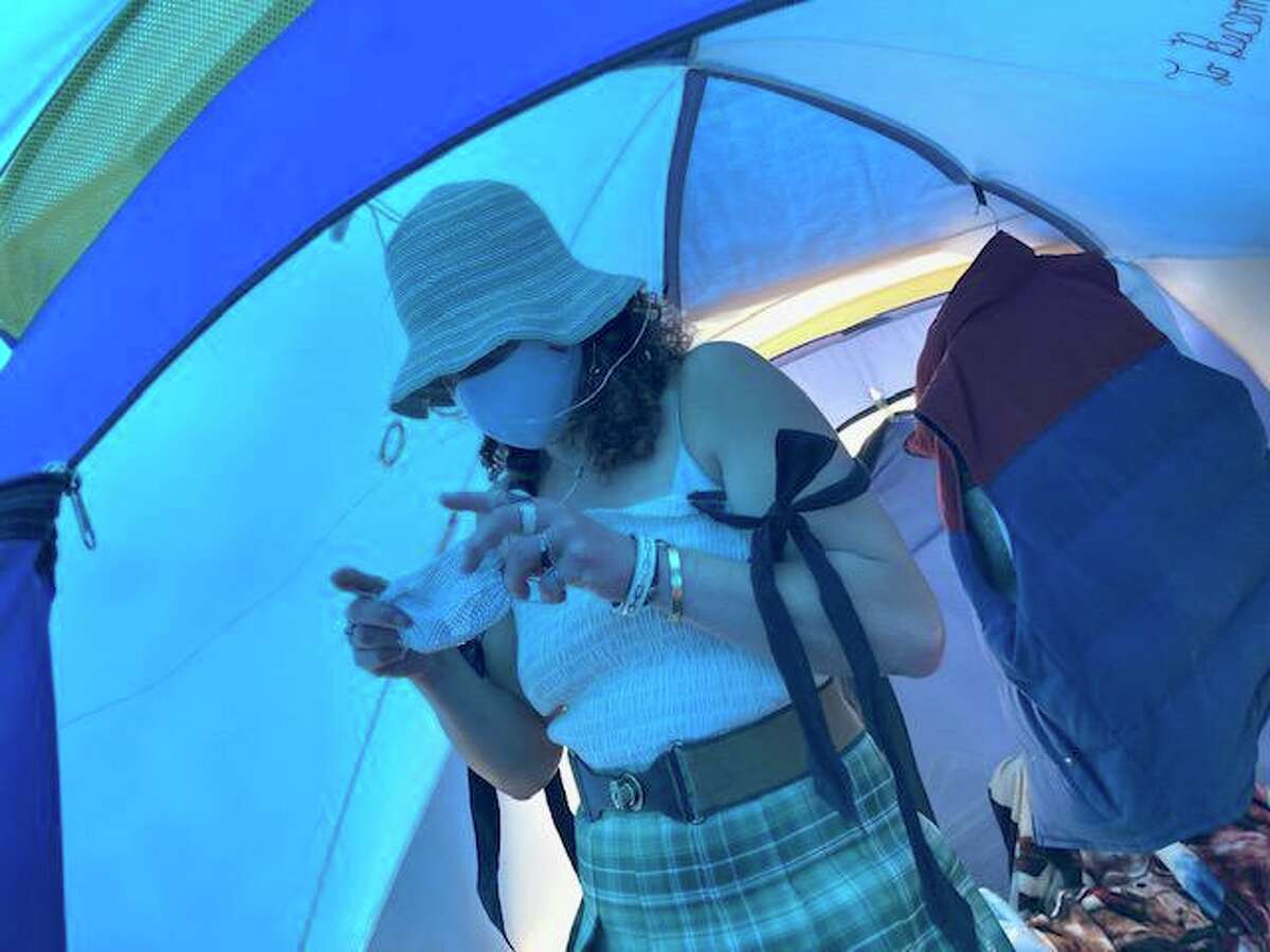 29岁的杰奎琳·史密斯(Jacqueline Smith)在旧金山高夫街33号的帐篷里。为无家可归者搭建的安全帐篷营地将很快被改造成为无家可归者搭建的小木屋。
