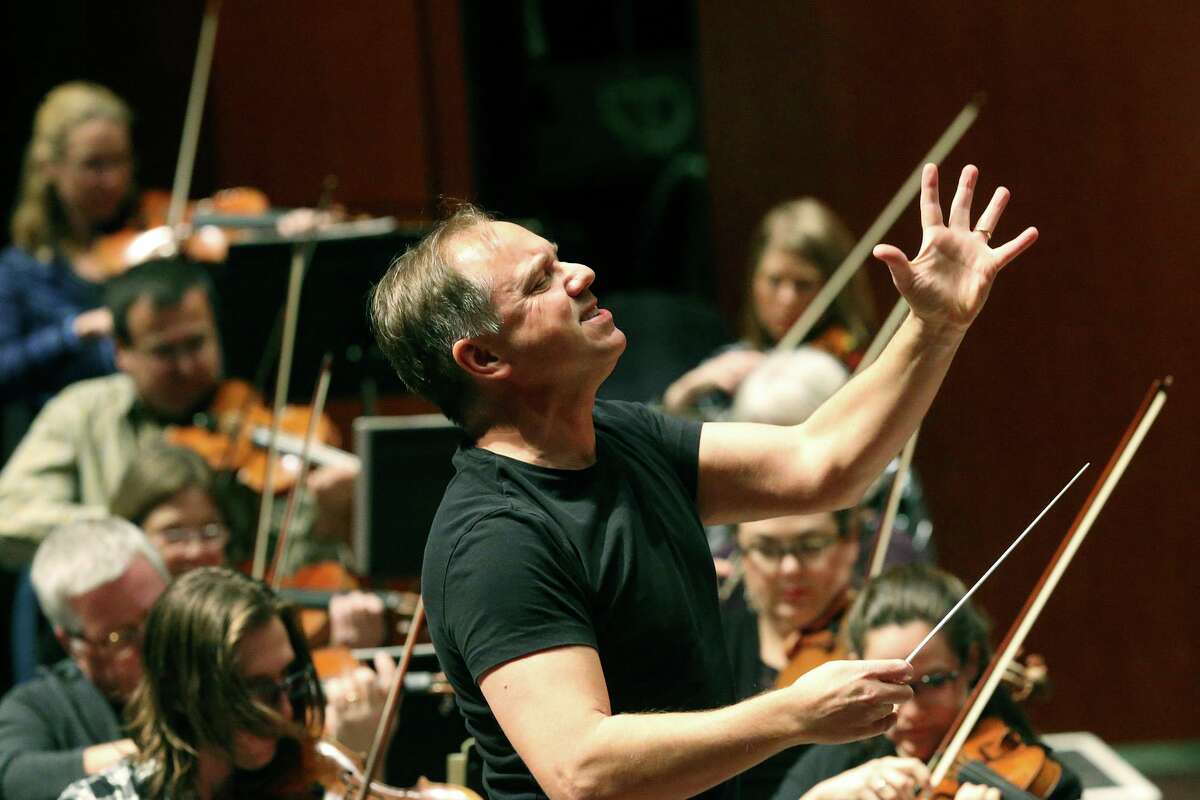 Sebastian Lang-Lessing conducting a rehearsal of the San Antonio Symphony in 2018. He is now music director emeritus of the symphony.