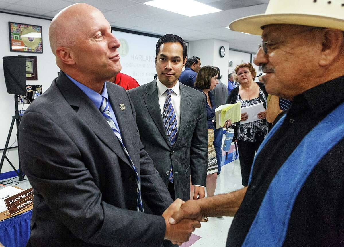 Departing Harlandale ISD superintendent Robert Jaklich (left) shakes the hand of Vincent Huizar, a 1969 graduate, as Mayor Julian Castro looks on in 2012. Now retired, the veteran school leader was named SAISD’s interim superintendent late Monday.