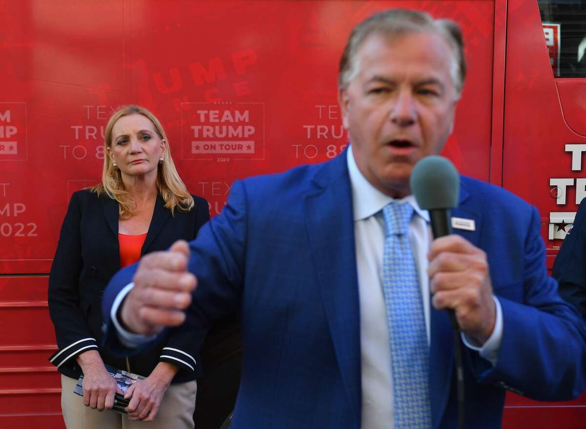Republican Senate candidate Mark and Patricia McCloskey visit the republican HQ with Team Trump Bus on September 30, 2020 in Scranton, Pennsylvania. (Photo by Angela Weiss / AFP) 